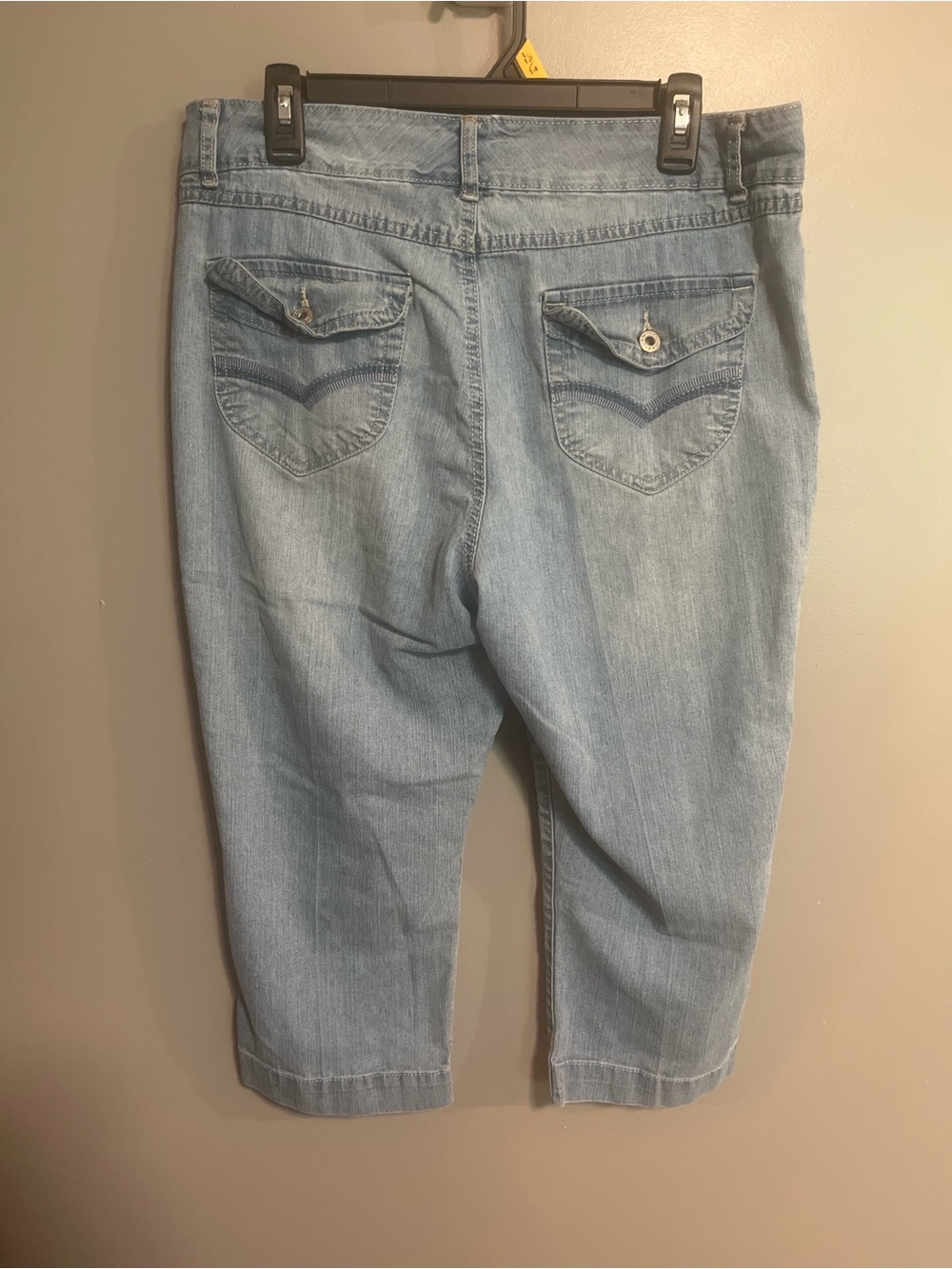 Bandolino Light Blue Cropped Capris